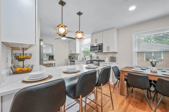 Libertyville Getaway - Image 3